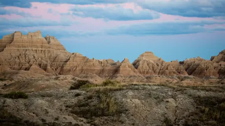 Krajobraz Badlands po zachodzie słońca