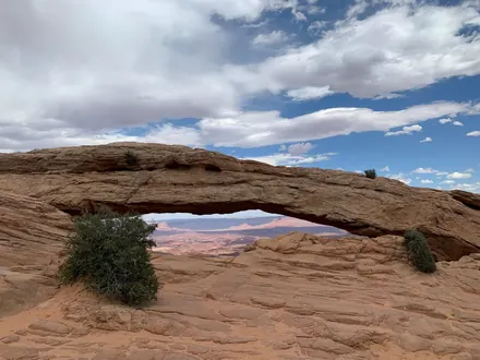 Mesa Arch w Island in the Sky